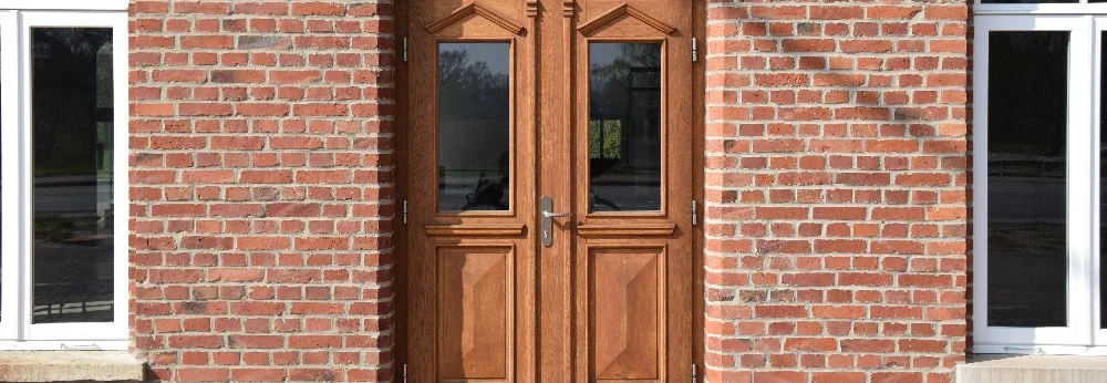 Holztür mit Glasfenster